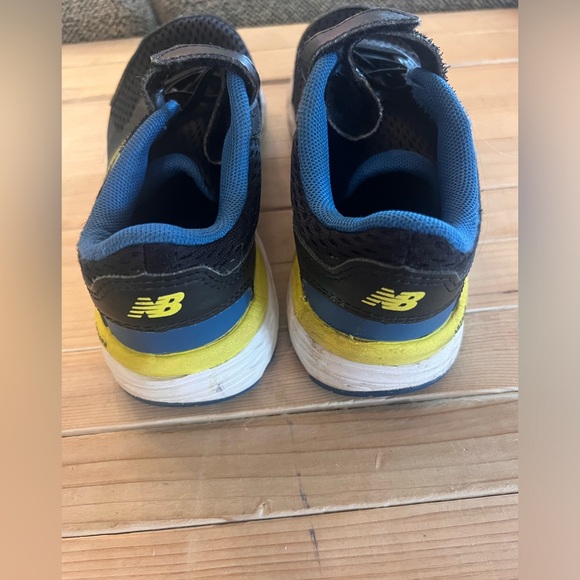 New Balance tennis shoes youth size 1 - Picture 4 of 7